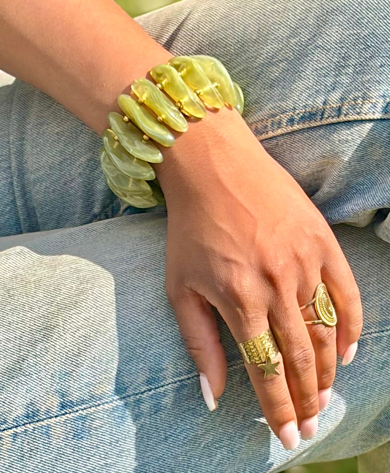 Bracelet Élastique Pierres Vertes & Perles Dorées