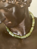 Collier Ras de Cou Pierres Vertes & Perles Dorées
