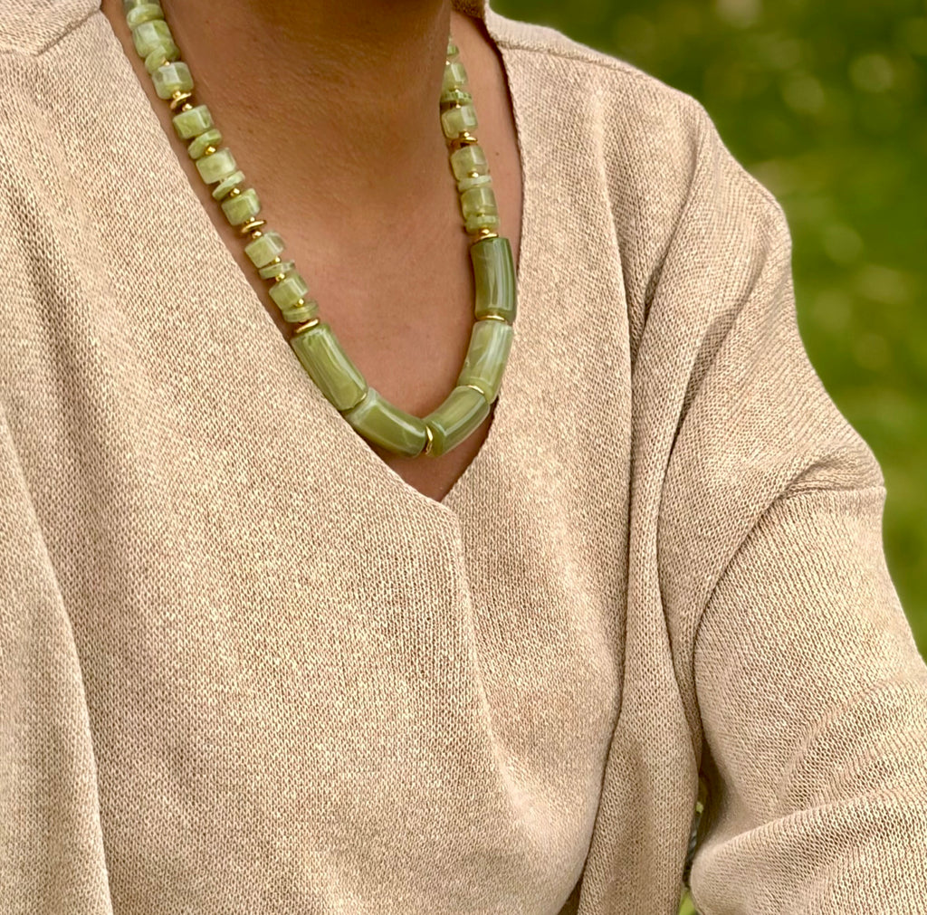 Collier Ras de Cou Pierres Vertes & Perles Dorées